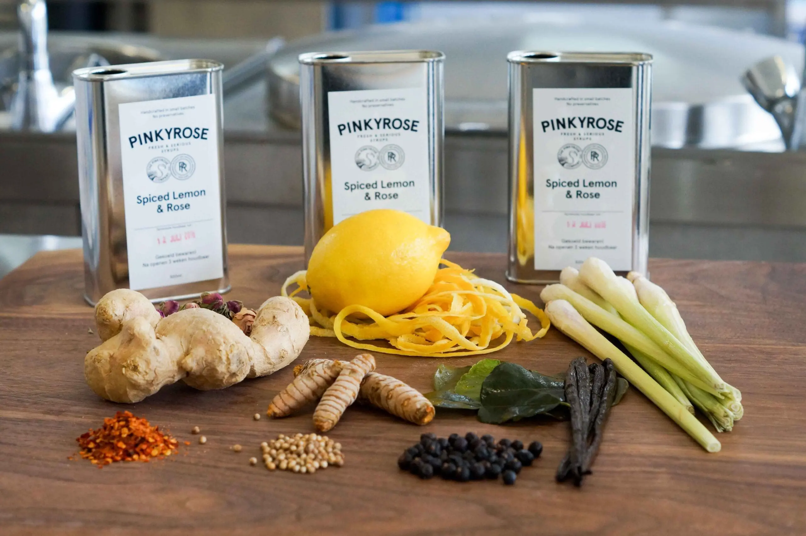 flesjes van pinkyrose met citroenen