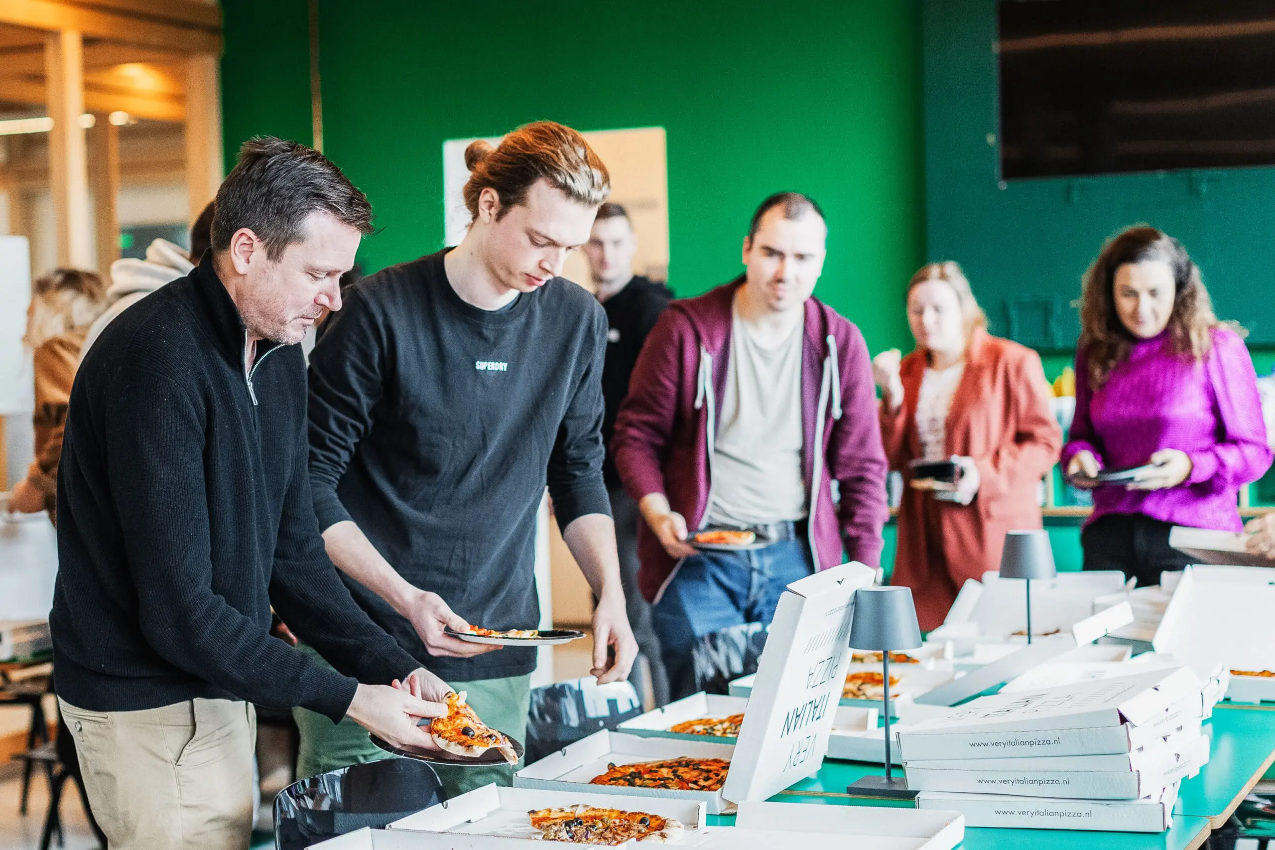 Collega's eten in de kantine