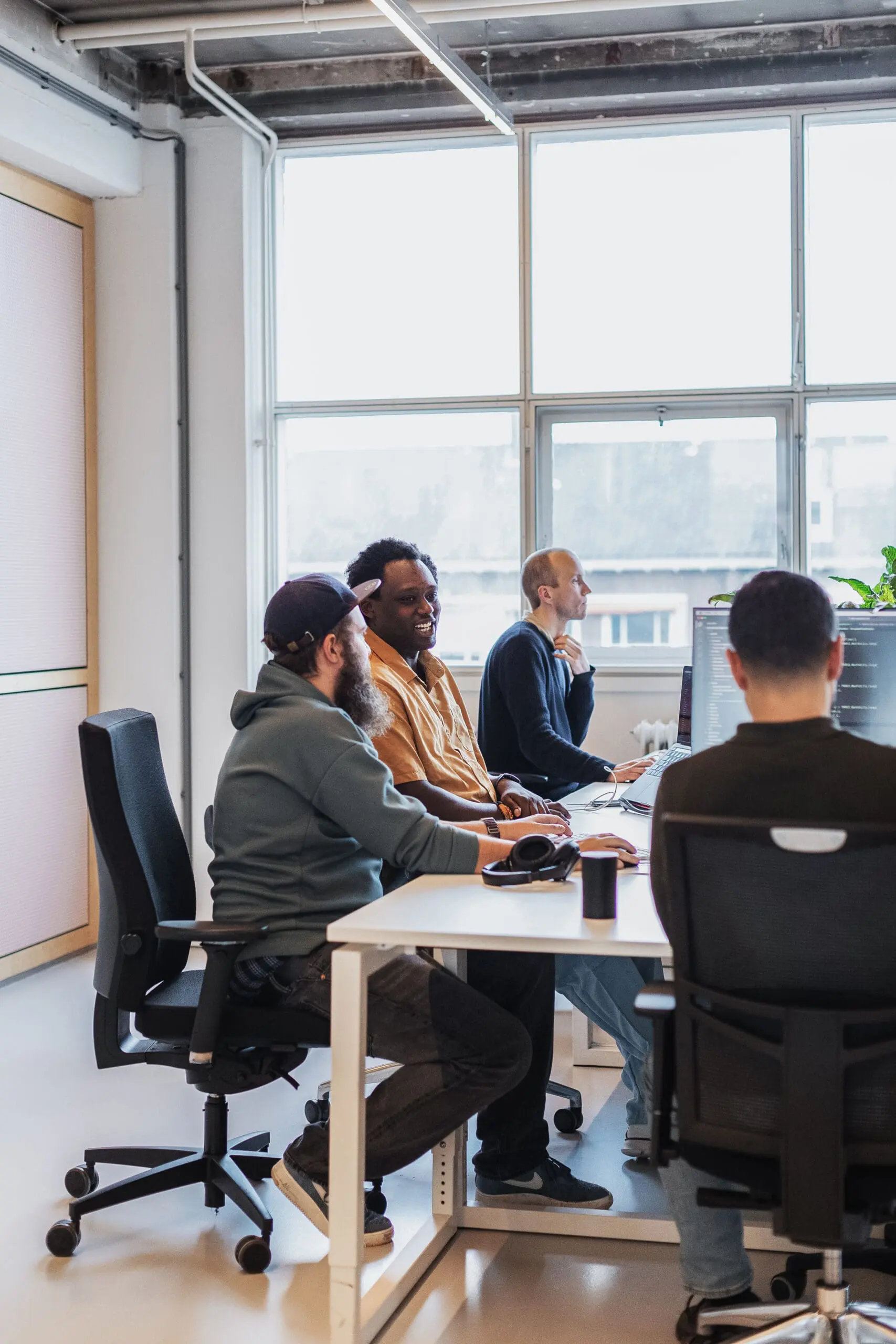 Allerlei collega's aan het werk aan een bureau