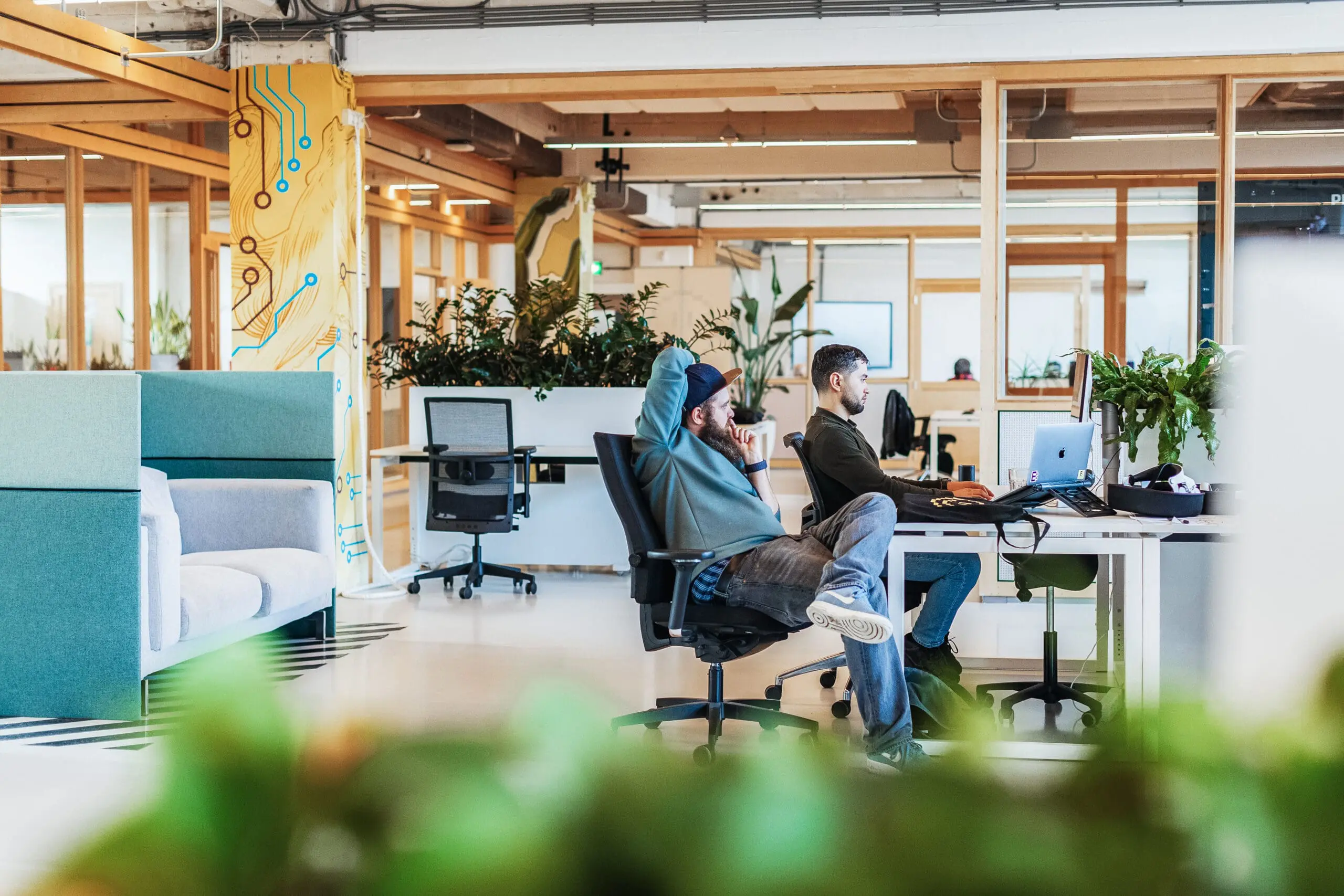 Kantoor met bureaus en mensen