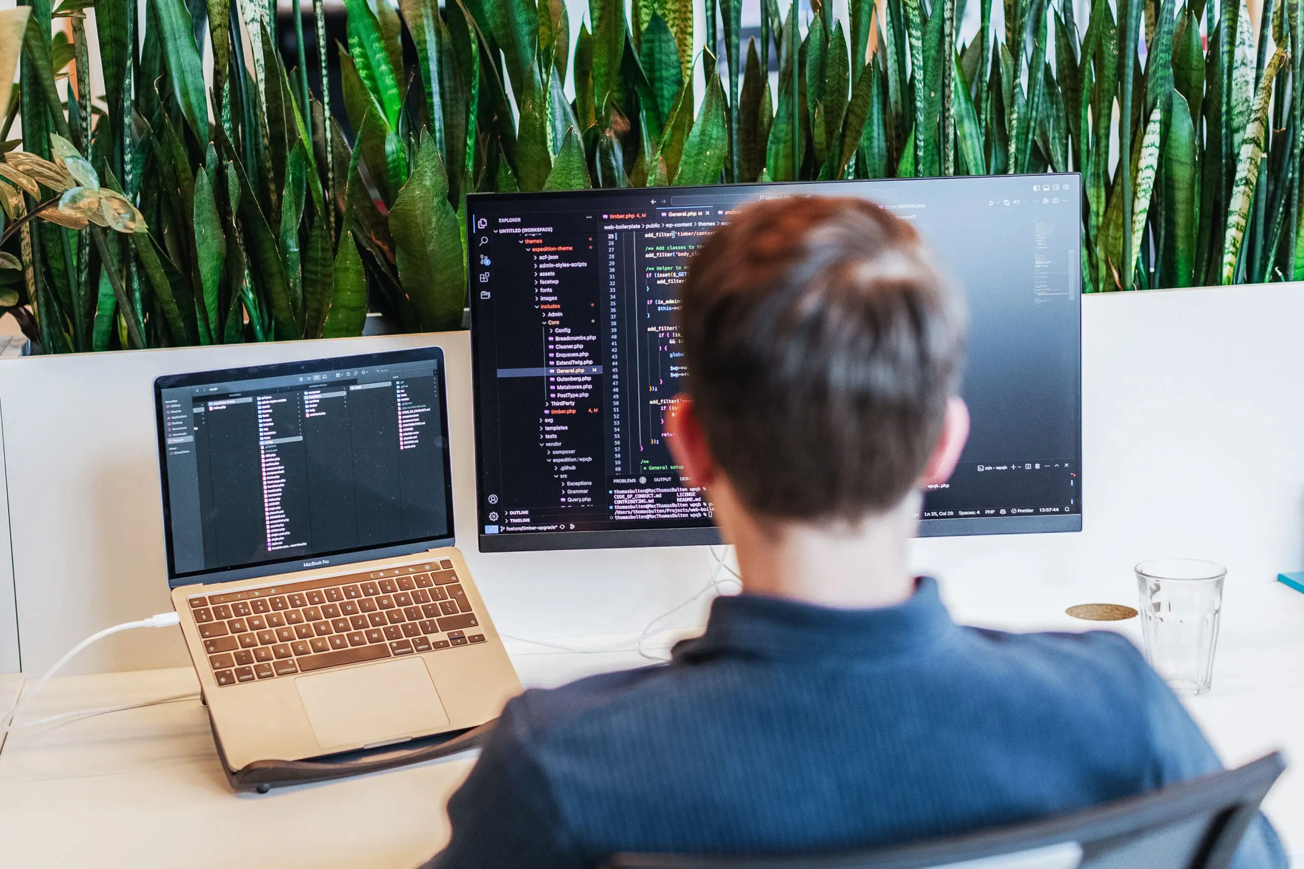 Een developer aan het werk