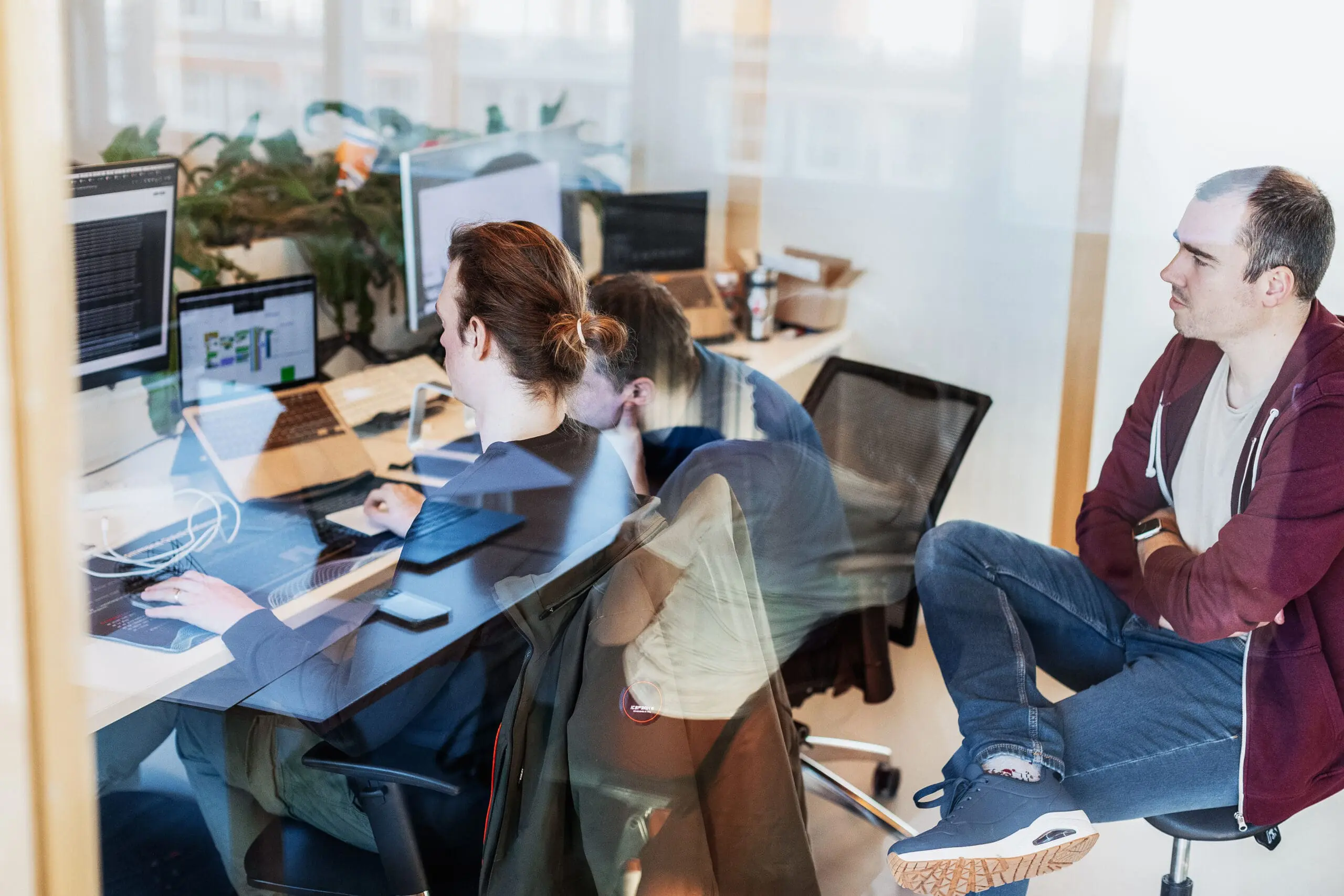 Team servicedesk aan het werk zijaanzicht
