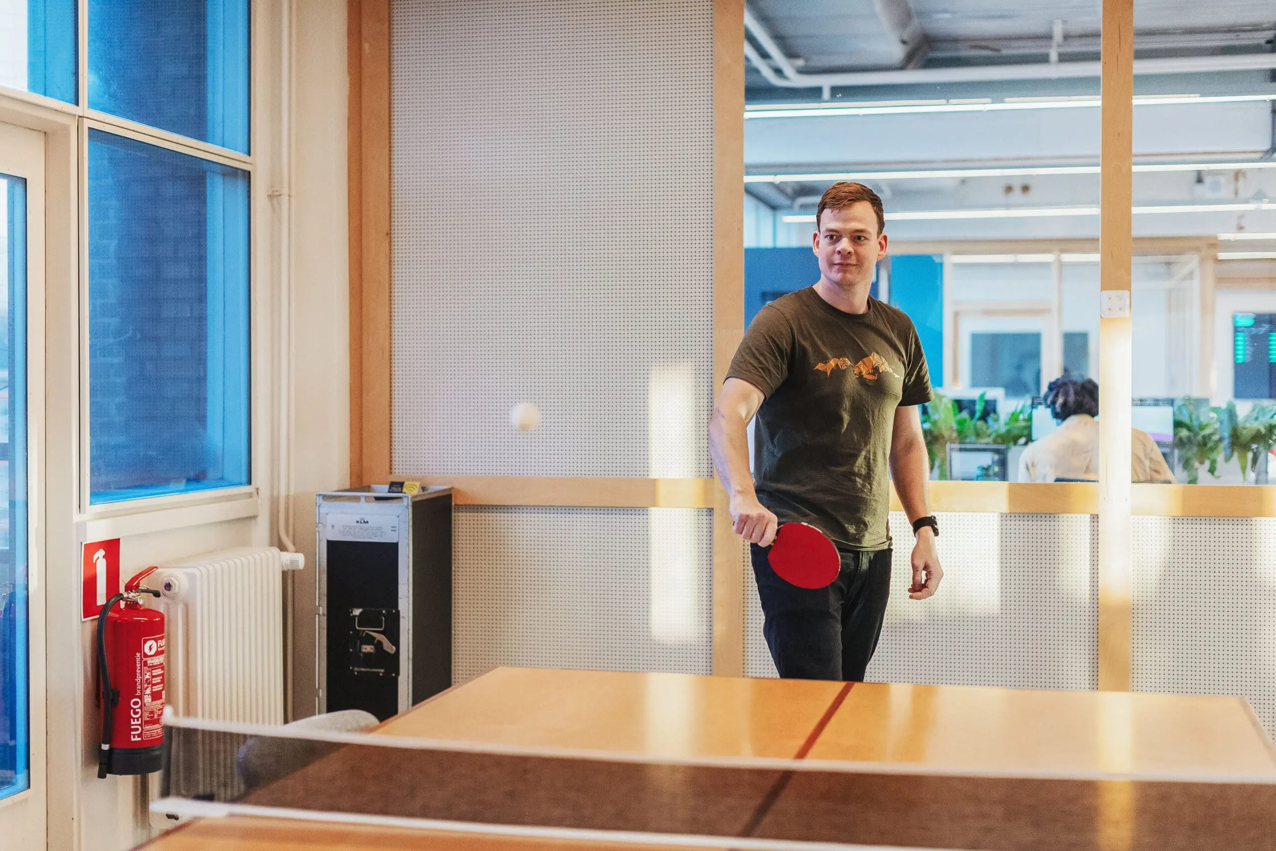 Ping pong aan een vergadertafel