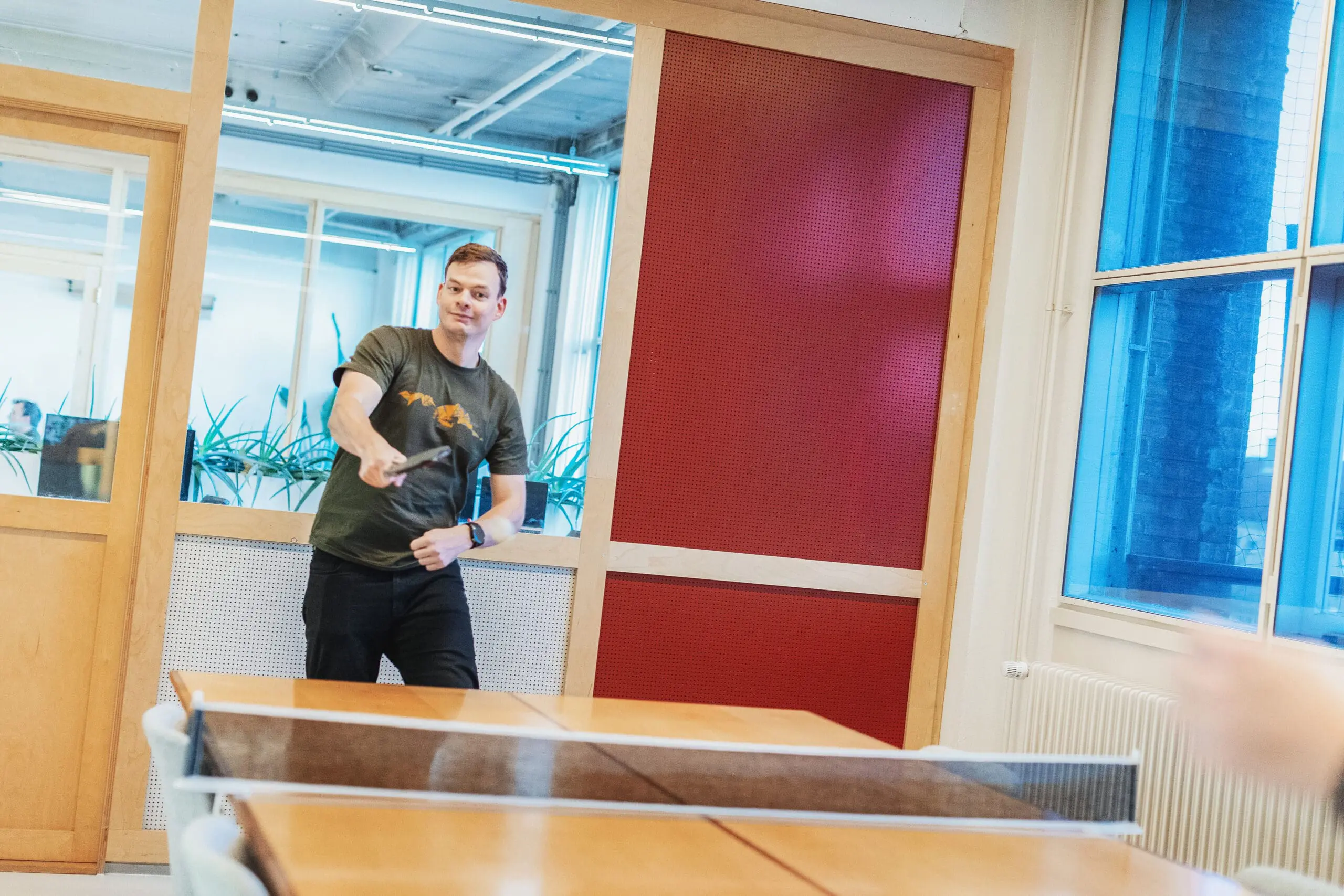 Ping pong aan een vergadertafel