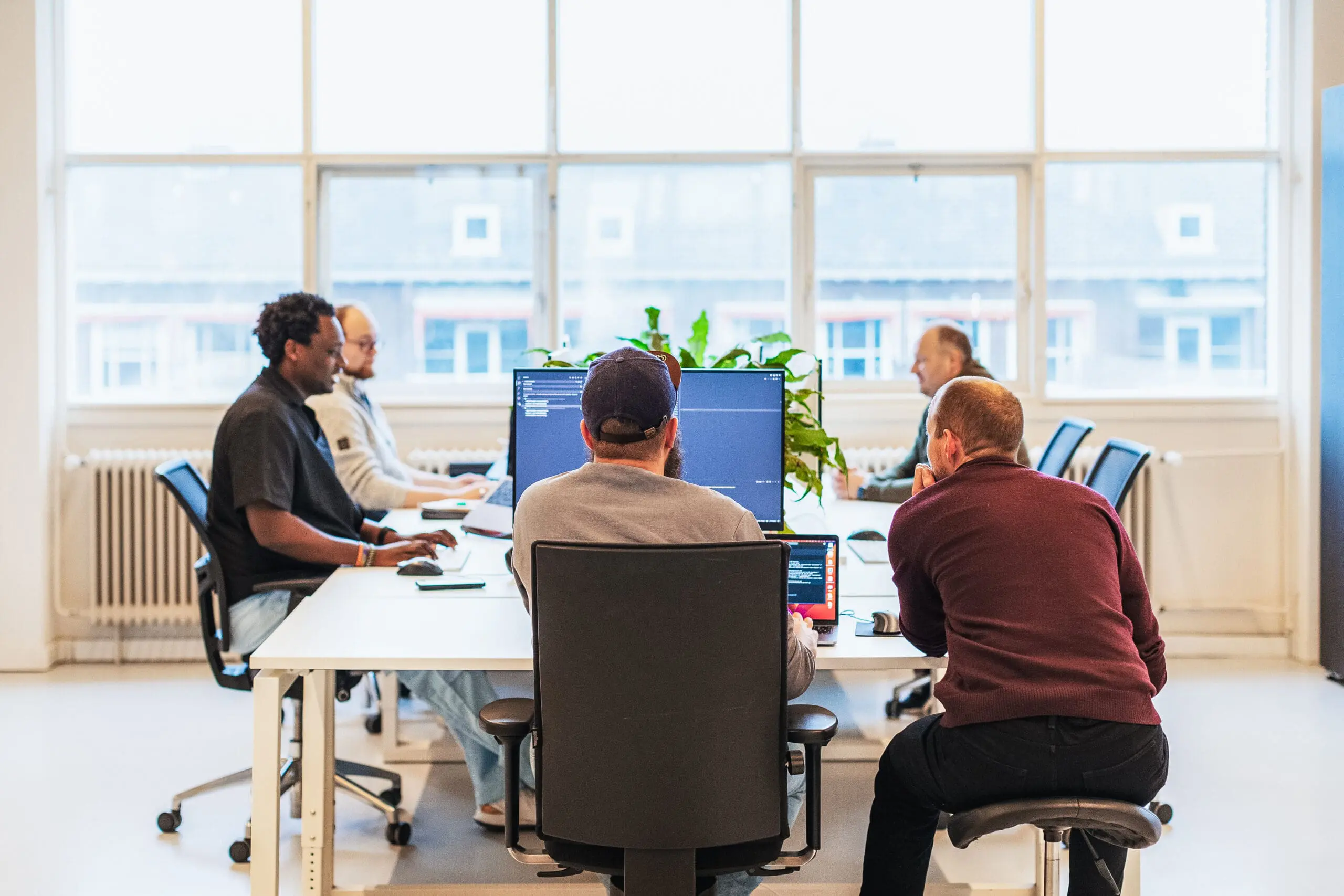 Developers aan het werk achter een scherm