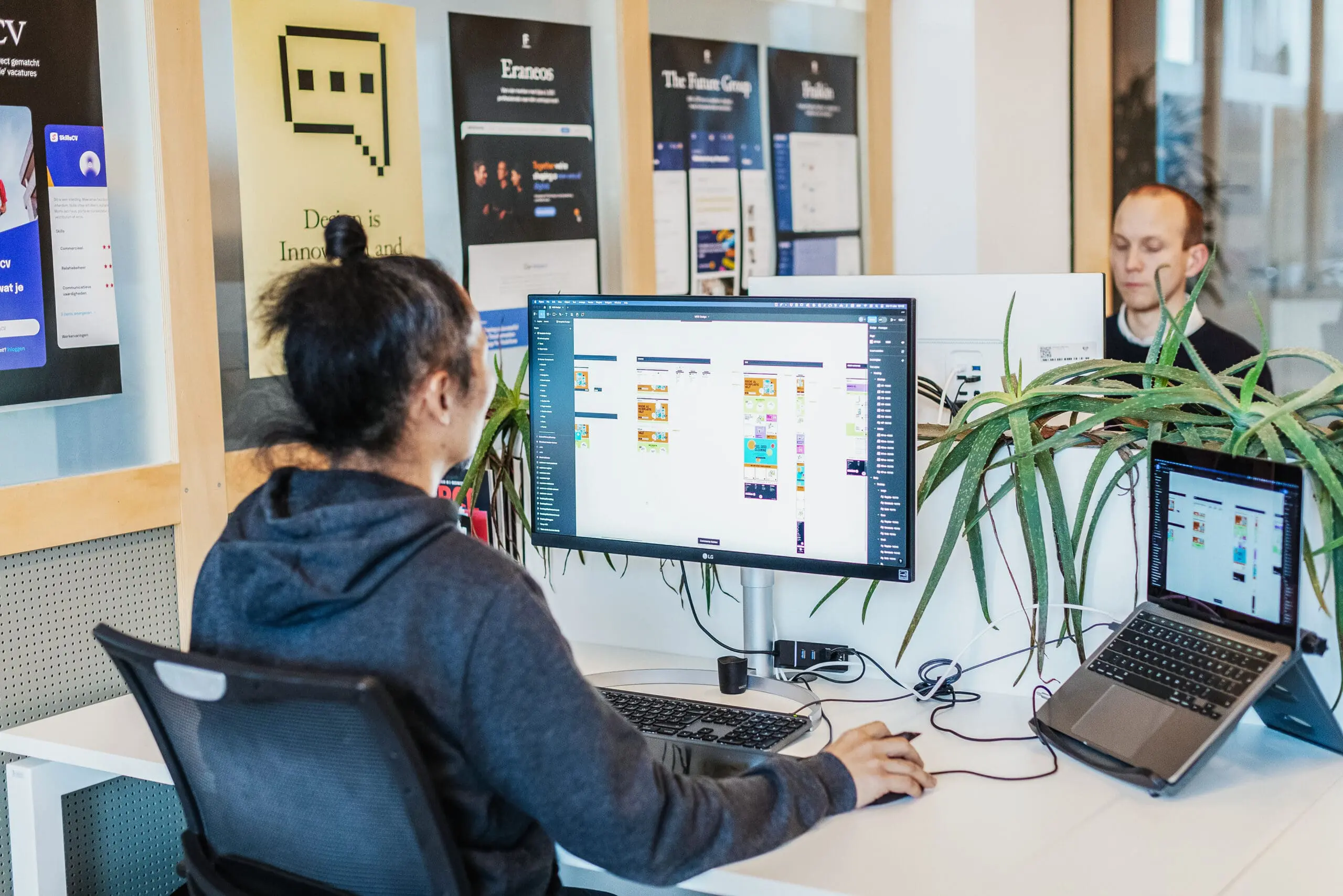 Collega's achter een beeldscherm