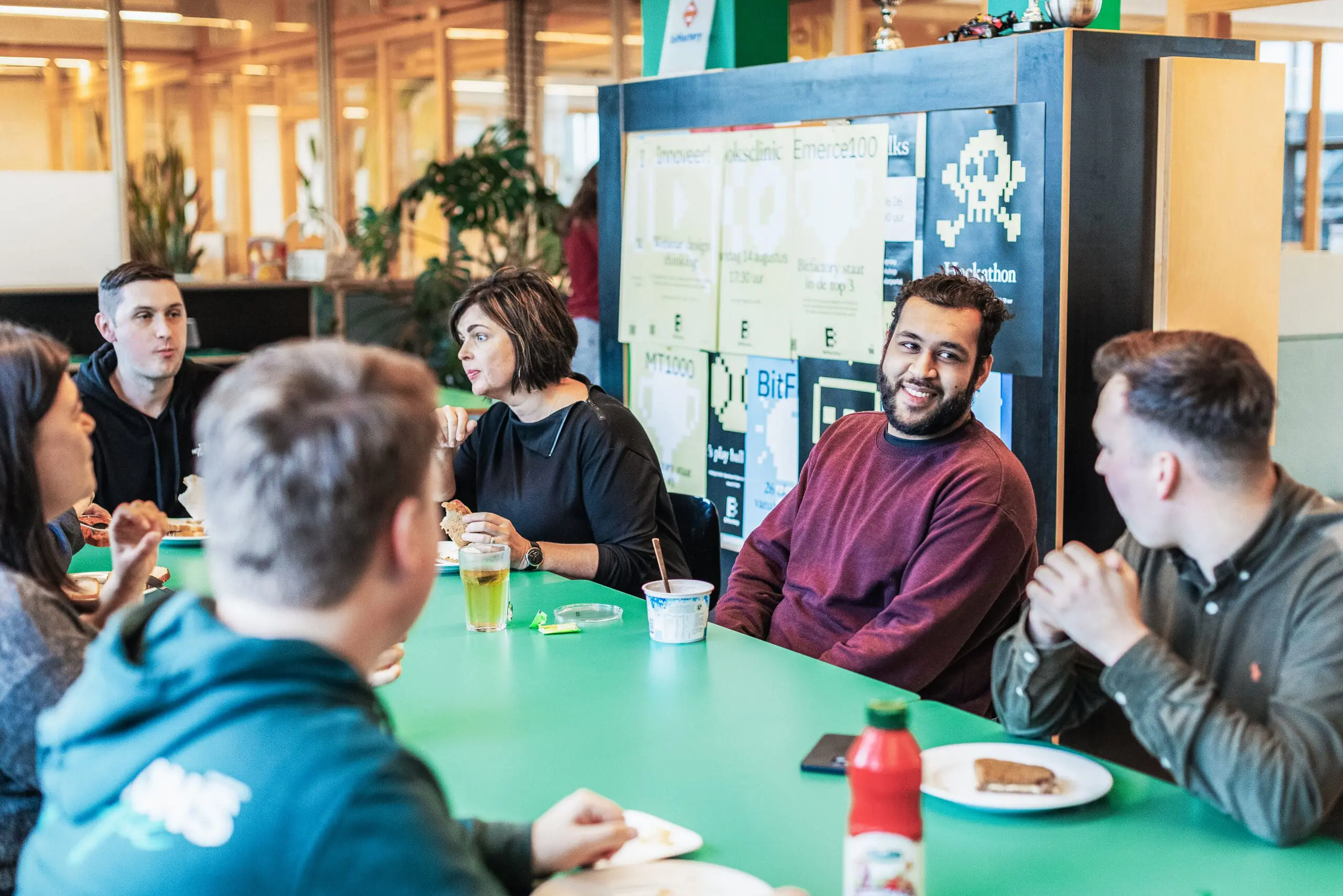 Collega's aan de eettafel