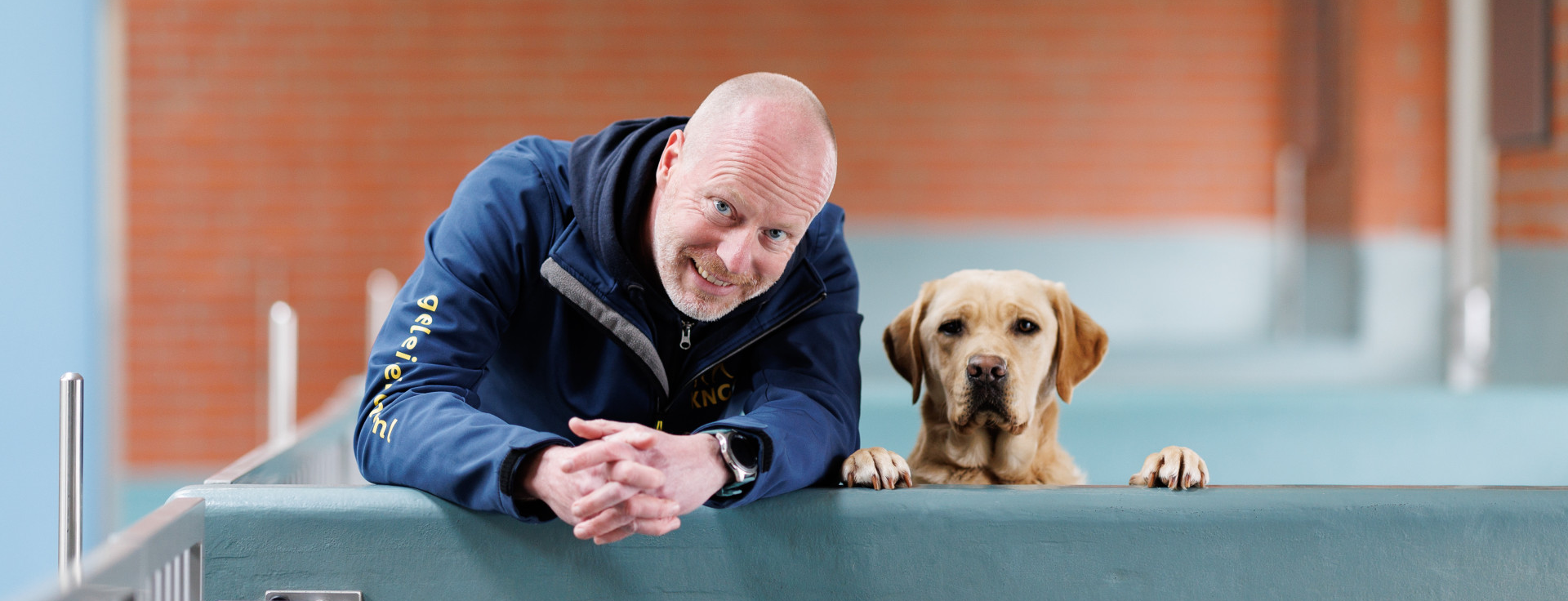 Man met geleidehond