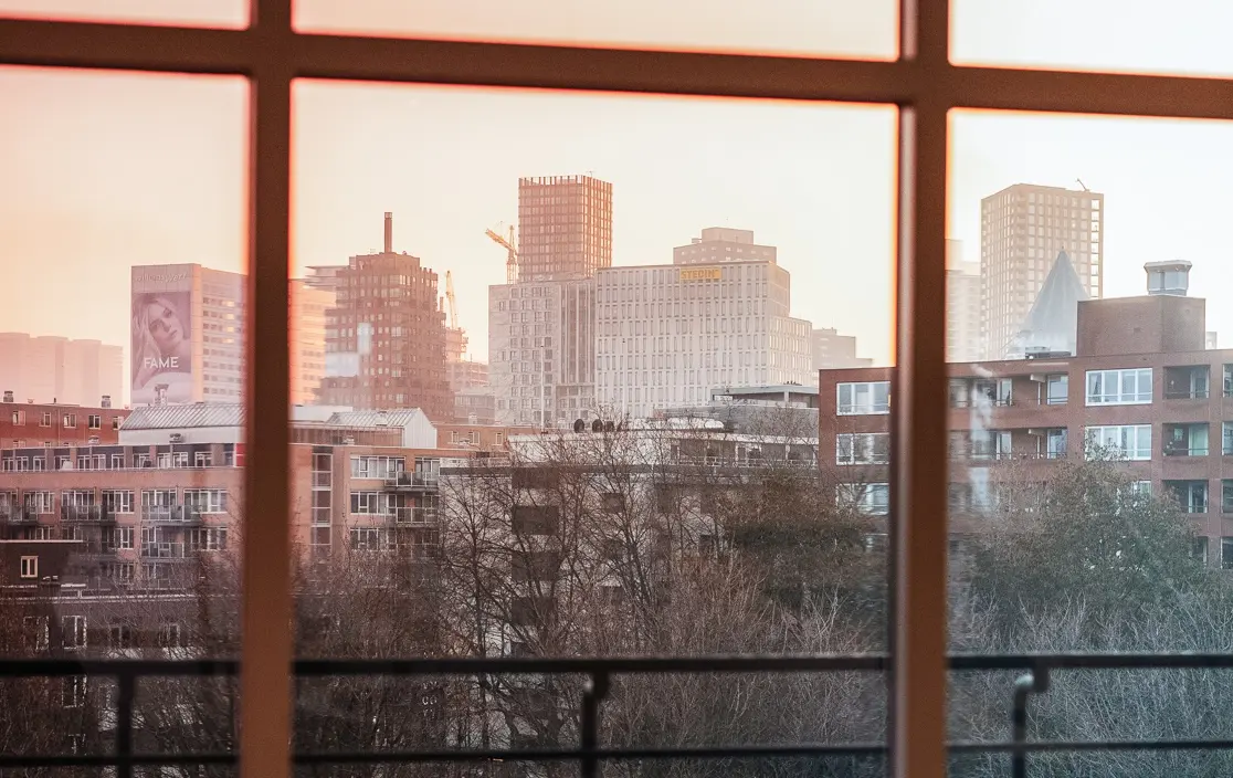 Bitfactory uitzicht op Rotterdamse gebouwen in de herfst