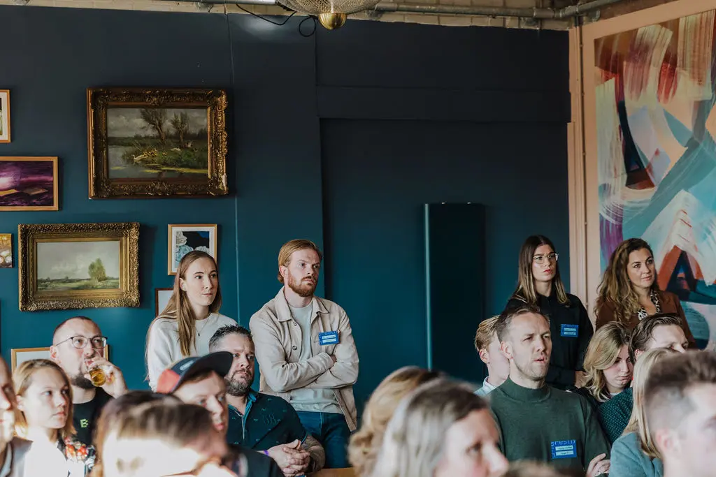 Zaal luistert tijdens BitFest