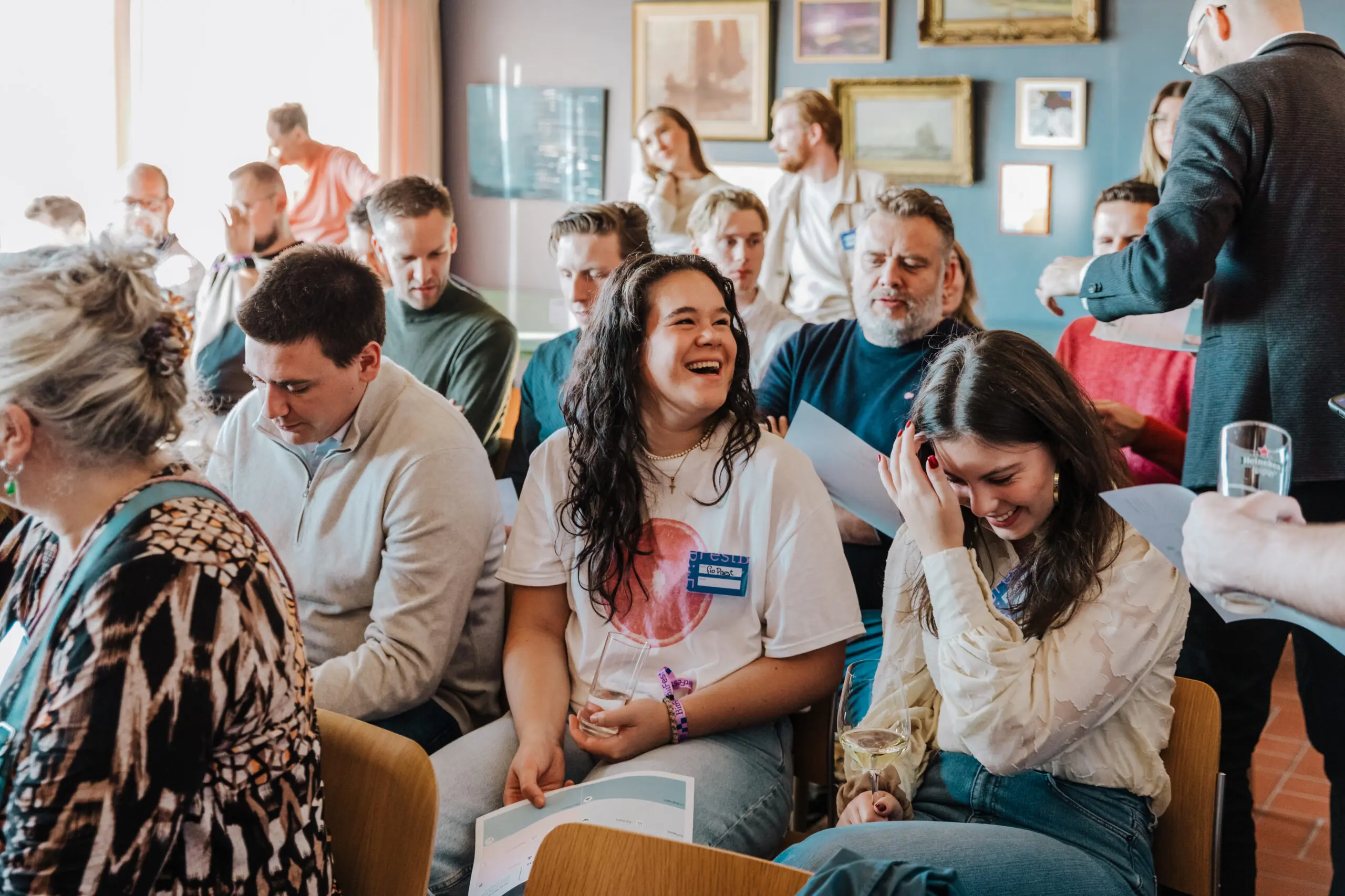 Zaal lacht tijdens Bitfest