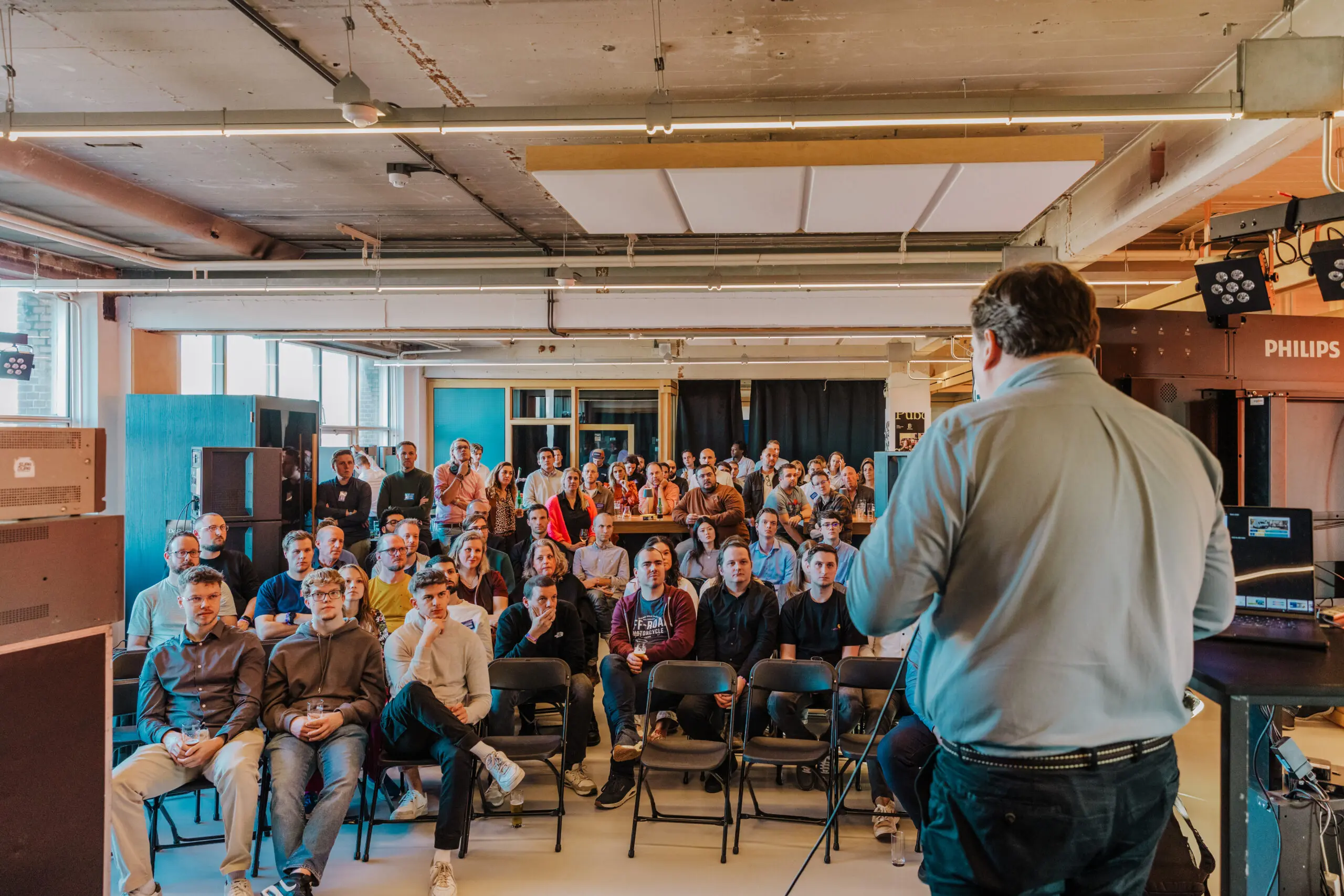 Presentatie in de zaal tijdens BitFest