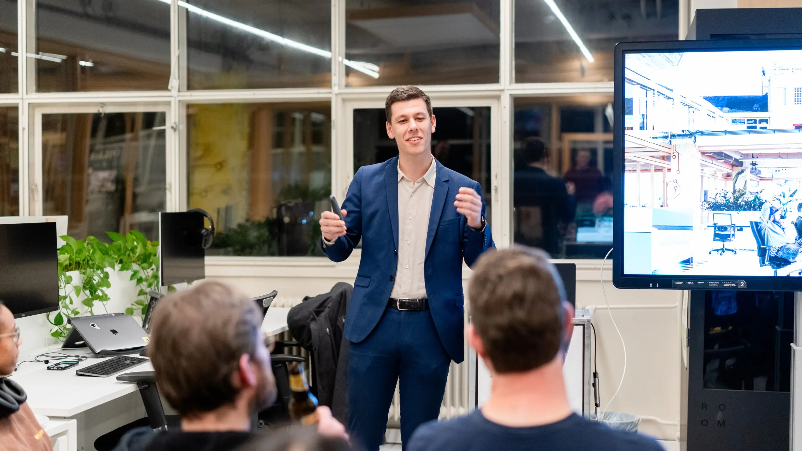 Robin Martijn spreekt een groep toe