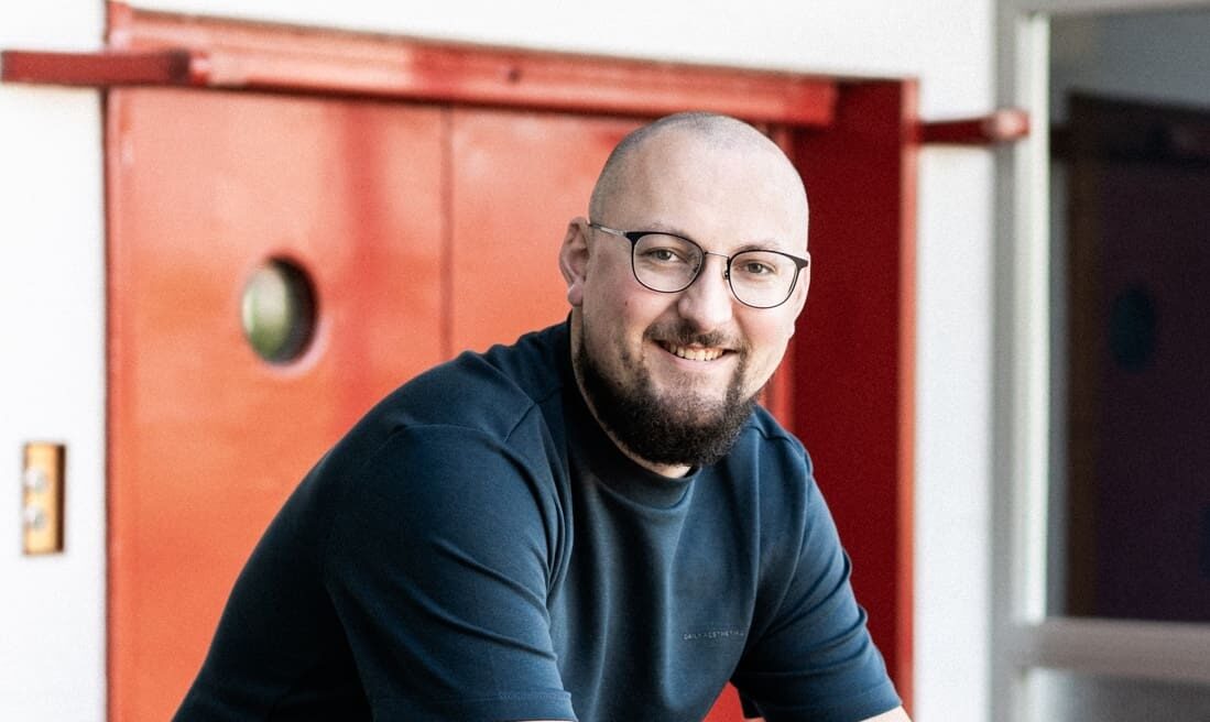 Jeroen op de galerij van HIG