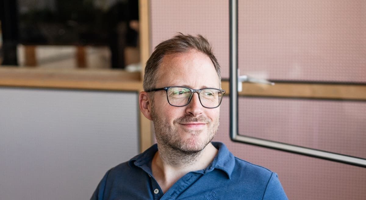 Willem achter zijn bureau