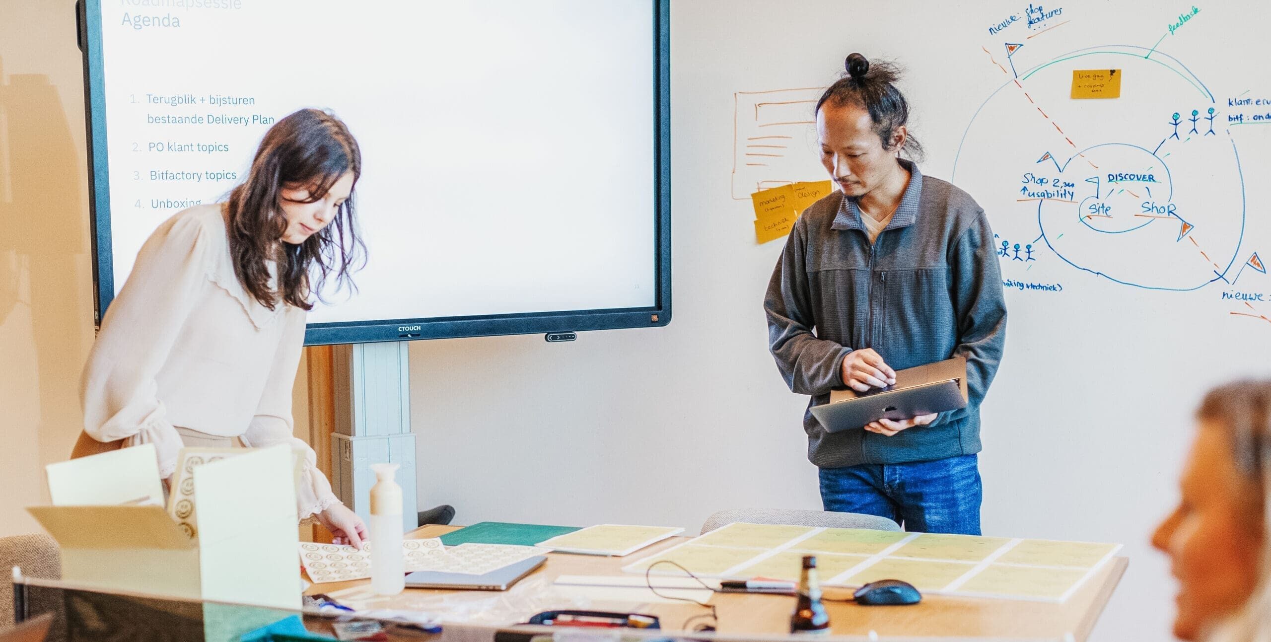 Collega's aan het werk in een brainstorm